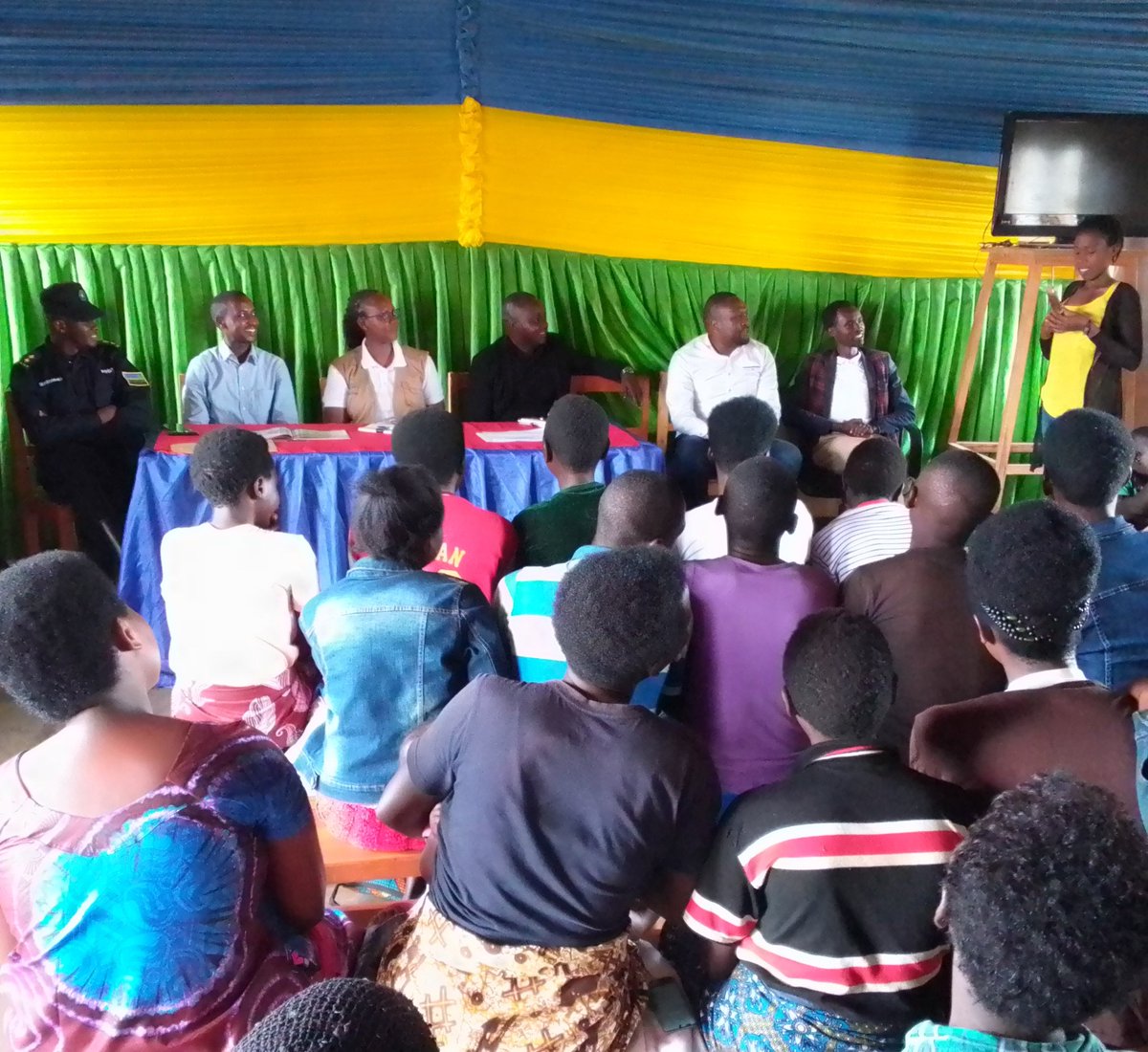 GISAGARAYEGO's tweet photo. Kuri uyu wa mbere 25.09.2023
Muri @SectorGishubi @GisagaraDistr kubufatanye n'Umuryango @RDO_Rwanda Urubyiruko ruri hagati y'imyaka 
15 kugeza 24  ruri kuganirizwa ku #Ubuzima bw'imyororokere nuko rwa #kwirinda gukoresha #ibiyobyabwenge

@MiniYouthRwanda @Rwandapolice https://t.co/WUeiyMAOJo