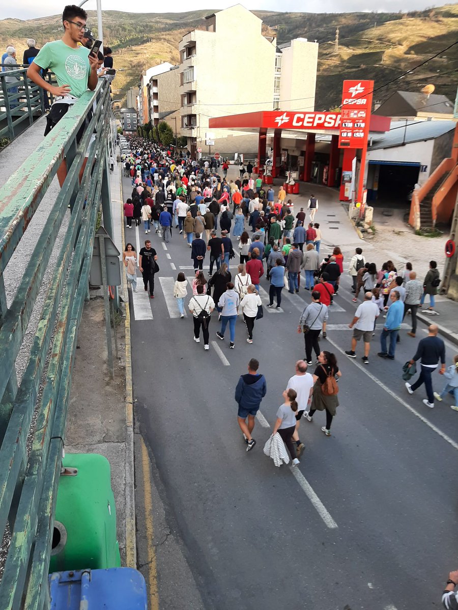 galizaCIG's tweet photo. 💪Varios milleiros de valdeorreses/as bótanse á rúa para evitar o peche da louseira #Irosa

👉O cadro de persoal logrou un primeiro intento de desafiuzar a empresa, pero o xulgado volverá intentalo o 29 de novembro

ℹ️ https://t.co/R5cEdKzE5h

#valdeorras #samaca @fcmcig https://t.co/HeenUiBANA