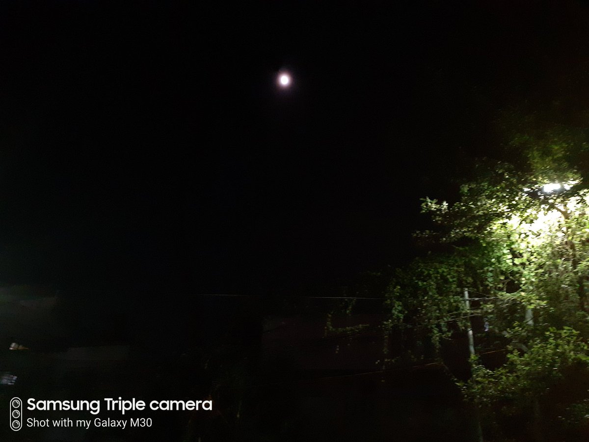 MonishaKanotra's tweet photo. Is there anything as beautiful as Moon ,I don't think https://t.co/h6CgsJJRsq enjoy this view. https://t.co/CZwj0MLO5z