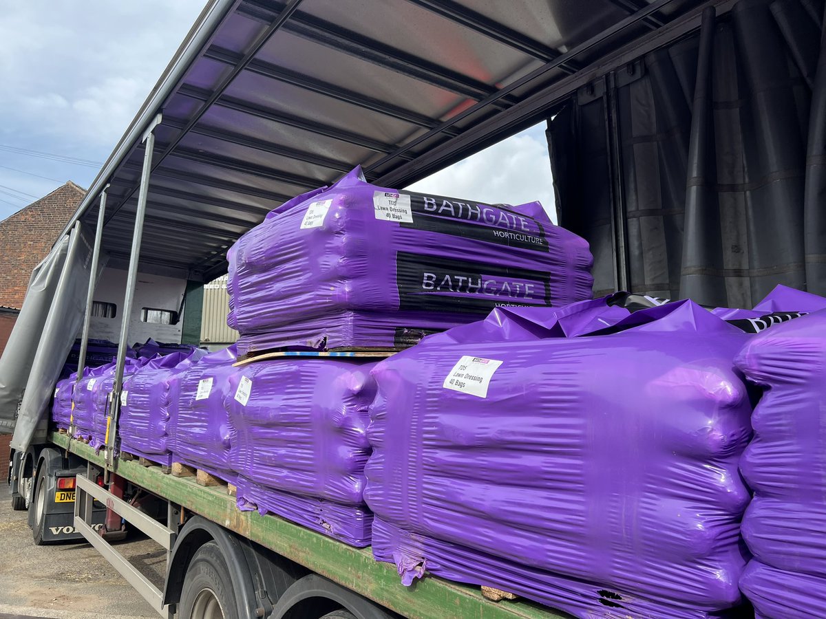 28 tonne in 🔁 28 tonne out.
#Bowling Clubs and #home & #gardens are taking advantage of the good #weather forecast.
👉🏼Plenty more #topdressing in stock too!
💻sports-grounds.com
•••
@BathgateGroup 
#gardenrenovation #bowls #bowlinggreen