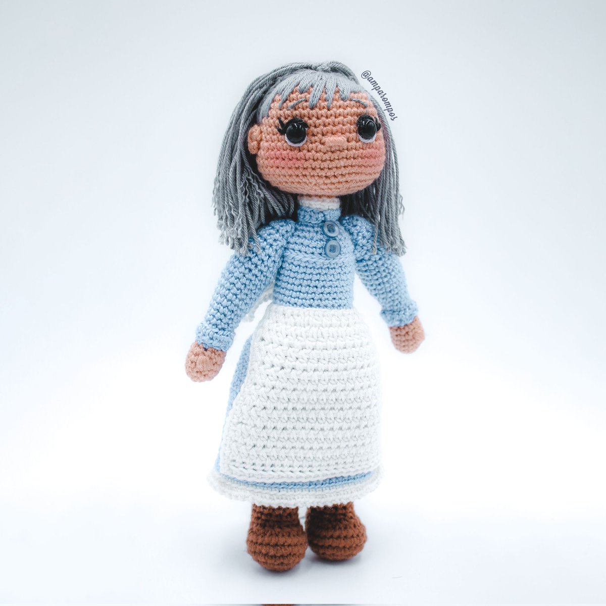 amparompos's tweet photo. ¡Celebra la valentía y la dulzura de Sophie Hatter de "El Castillo Ambulante"! 👵🏻  
Cada detalle ha sido situado con cuidado para capturar su esencia. 🧵 
¡Lleva la magia a tu hogar! ✨ 
Disponible en nuestra tienda. 
#Crochet #ElCastilloAmbulante #amigurumi #handmade #ghibli https://t.co/UzXRITdnpR
