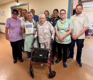 Highlighting ways to avoid falls with patients last week at Mount Gould as part of Falls Prevention Week @UHP_NHS @MGHTherapies