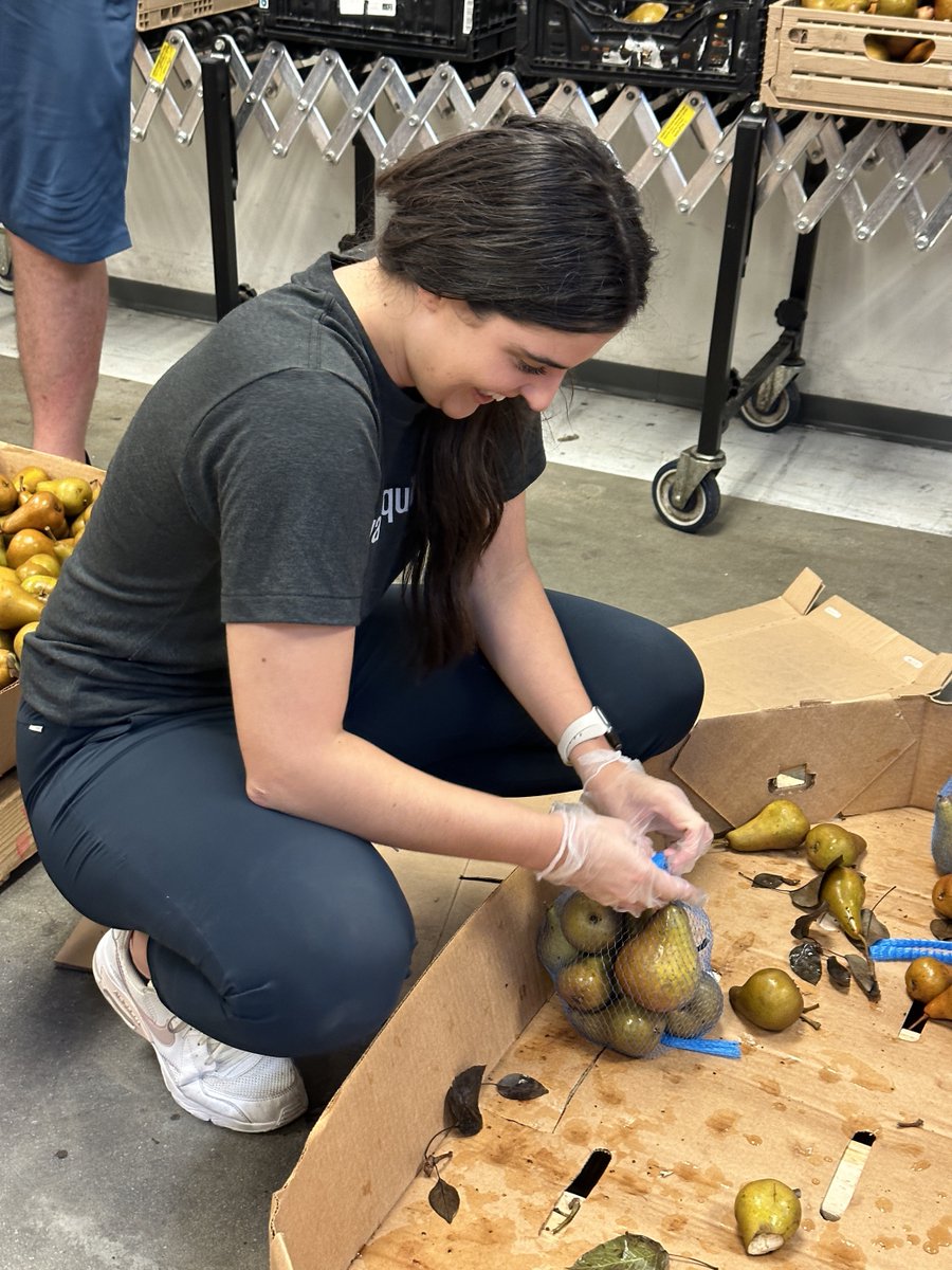 SoftwareEquityG's tweet image. We are proud of our San Diego-based team members who dedicated their time to volunteer with Feeding San Diego! The team packed a total of 1,700 pounds of fruit for various programs like the School Pantry Program. Great job, team! 
#FeedingSanDiego