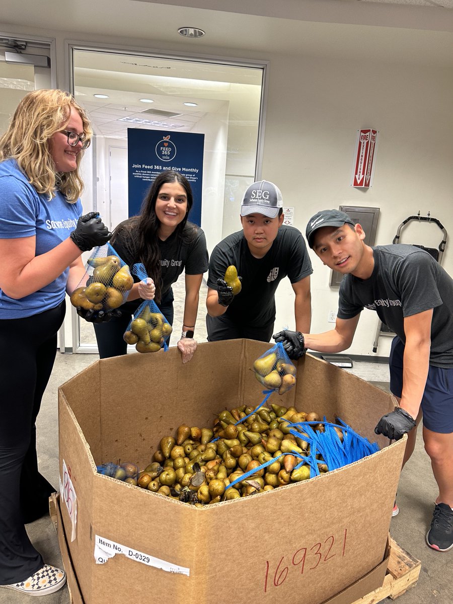 SoftwareEquityG's tweet image. We are proud of our San Diego-based team members who dedicated their time to volunteer with Feeding San Diego! The team packed a total of 1,700 pounds of fruit for various programs like the School Pantry Program. Great job, team! 
#FeedingSanDiego