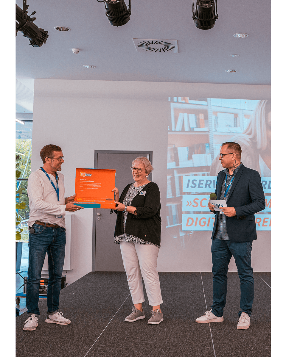 IServGmbH's tweet photo. Erfolgreicher #IServ-Tag in Berlin! 💪Über 120 TN, spannende Diskussionen zur #SchulDigitalisierung &amp; Aufnahme der Lise-Meitner-Schule ins IServ-Referenz-Netzwerk! 🎉Danke an alle Beteiligten! 👏 @westermann_news @goScobees @endooGmbH #twlz #digitaleschule https://t.co/OfUcWq7RGm