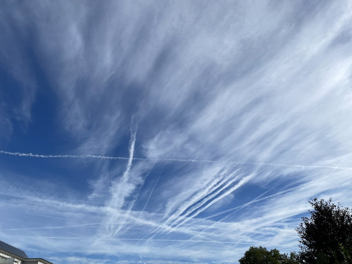 HarryInspektor's tweet photo. Die „natürliche“ Wolkenbildung erhält das Prädikat „künstlerisch wertvoll“! Sensationell! Wie früher, völlig natürliches Phänomen! #Chemtrails #Klima #Klimakatastrophe #Klimakrise #Verschwörungstheorie https://t.co/7lPtMfFakk