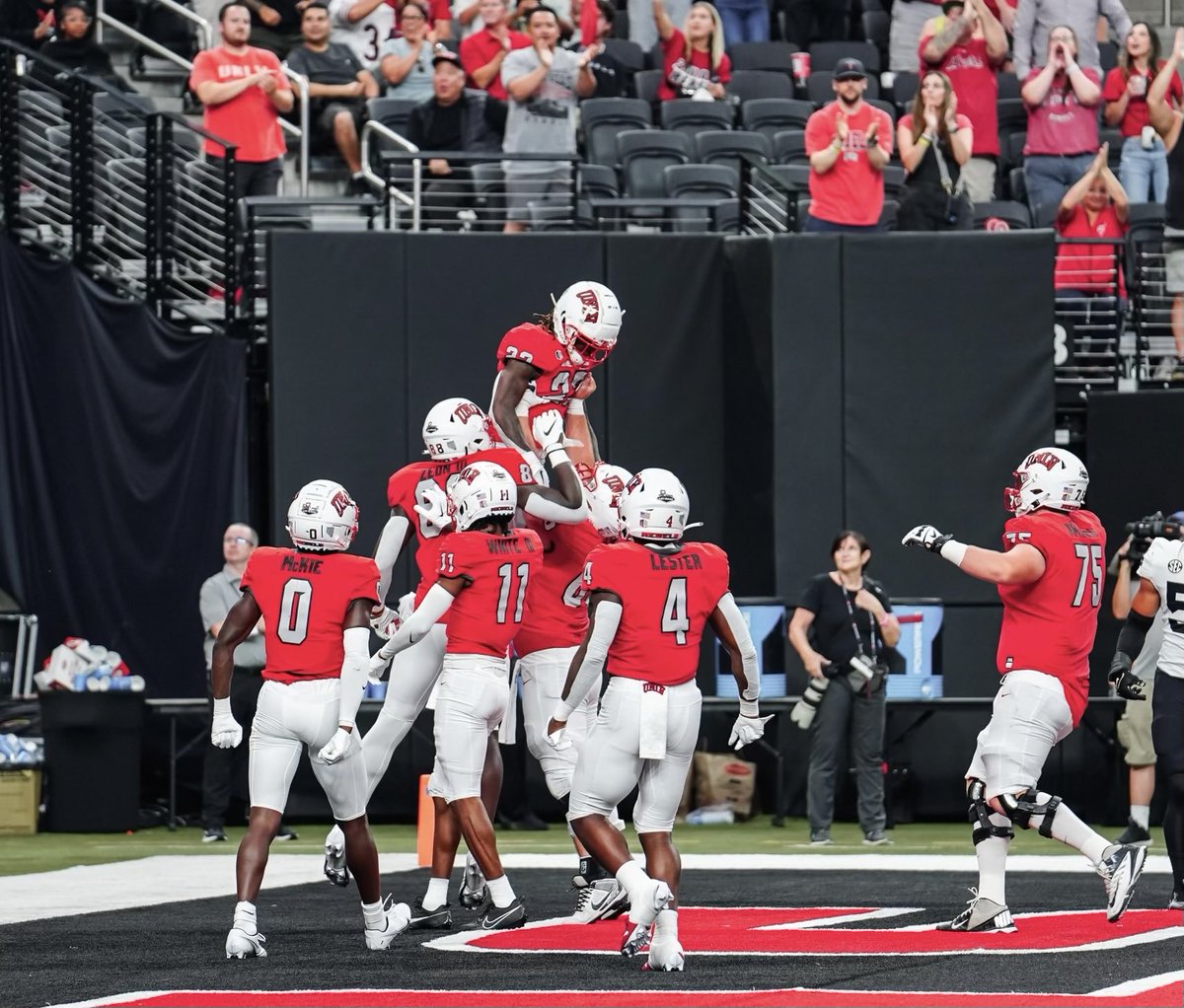 Coach_Odom's tweet photo. The TEAM…The TEAM…The TEAM…energy and emotion is contagious. 1:00pm on Saturday🔥🔥 https://t.co/cJOUiU7ZC5