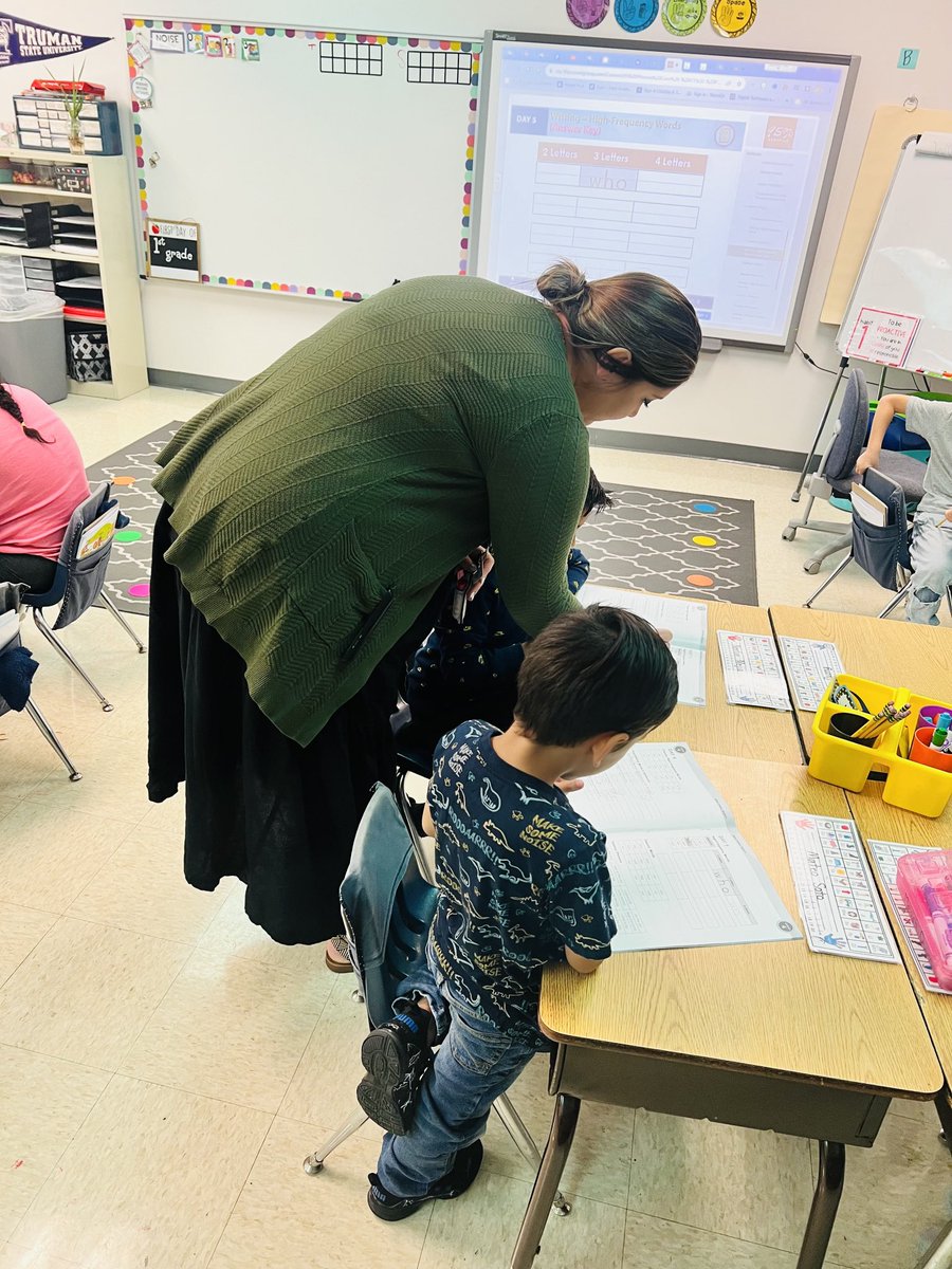 ClaybonKacee's tweet photo. Mrs. Morin is so attentive to the needs of her students! #ItsAKnightThing https://t.co/AxZQK9qbKC