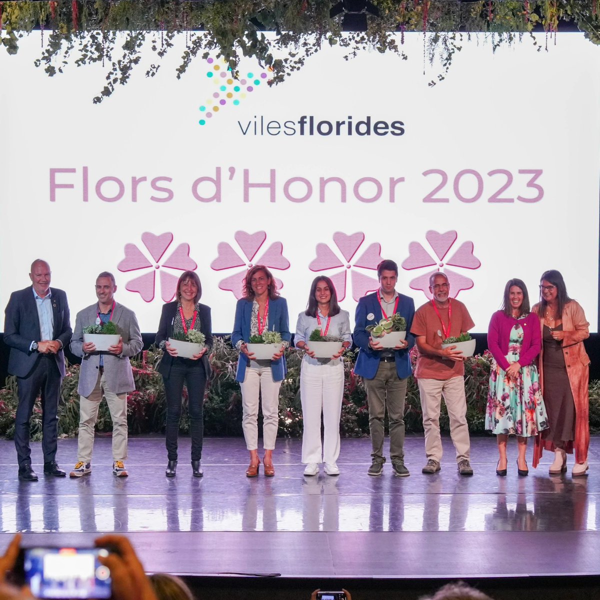 Us deixem algunes imatges de la 12ena Gala de Viles Florides que el passat divendres vam celebrar a Encamp (Andorra).

Moltes gràcies a tots i totes per formar part de la família Viles Florides.

A Catalunya i Andorra seguim fent créixer el verd!