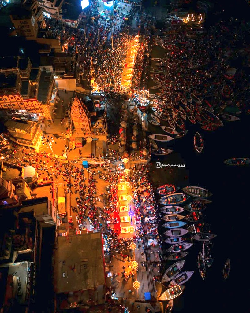 बाबा भोलेनाथ, महात्मा बुद्ध से लेकर कबीर, रैदास, तुलसीदास की परंपरा को समृद्ध करता एक जीवंत शहर। आध्यात्म, साहित्य, शिक्षा, कला, संस्कृति, पर्यटन...बहुत कुछ है इस शहर में। तभी तो कहते हैं बना रहे बनारस।

#Kashi #Varanasi #ganga #DekhoApnaDesh
PC: <a href="/karannzzz/">Karan Kapoor</a>