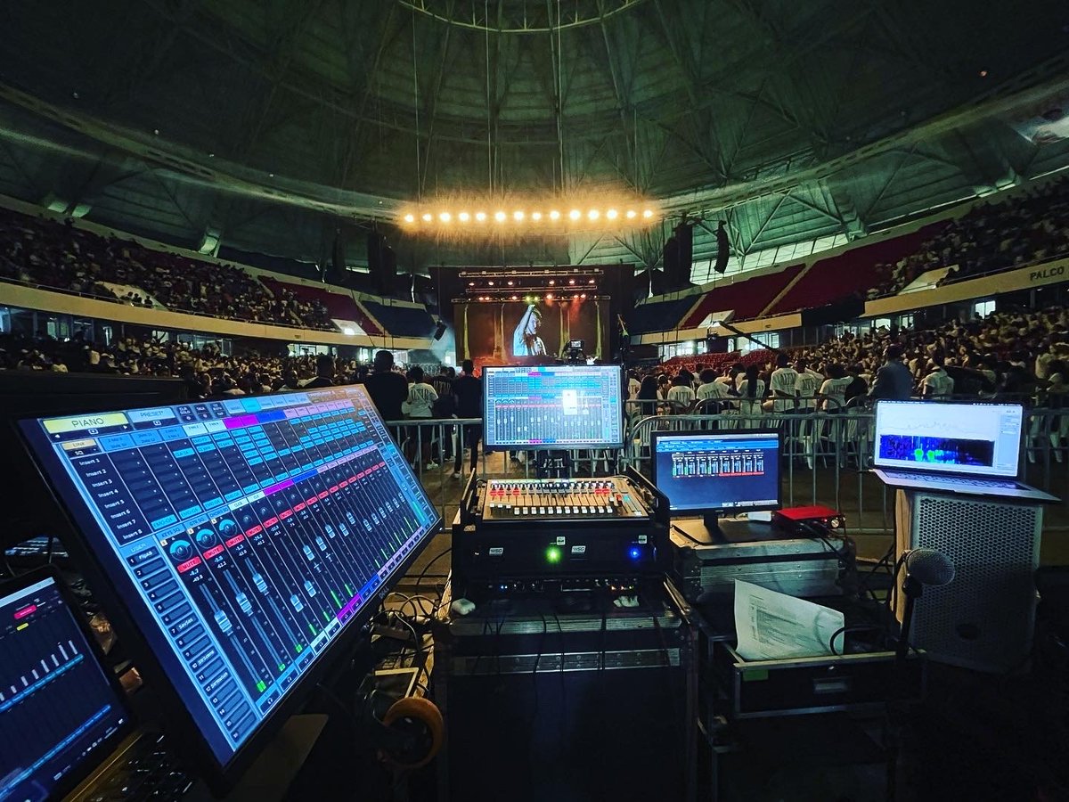 WavesAudioLtd's tweet photo. Stunning shot of this beautiful eMotion LV1 system, courtesy of FOH engineer Omar Ultrasonido 🔥🎚️
LEARN MORE ABOUT LV1: https://t.co/diAsQEfjRi

#waveslive #livesound #foh #lv1 #emotionlv1 #digitalmixer https://t.co/p6eELIKQG2