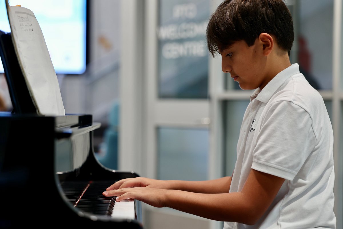 BISHouston's tweet image. Monday morning music📷📷📷📷 with our talented #NAEAchievers! #Bravo! #BISHouston #naecreateyourfuture @leswatson82