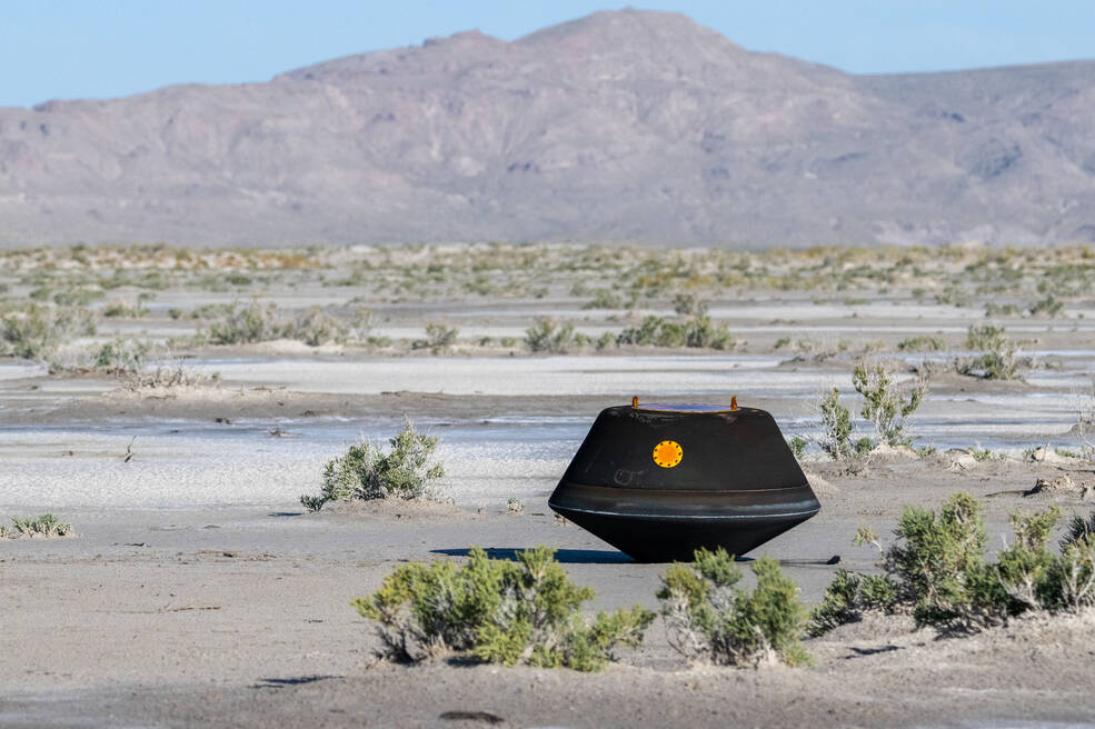 UniversoHablado's tweet photo. Emocionantes noticias desde el espacio! 🚀 La cápsula de la misión OSIRIS-REx de la NASA ha traído de regreso a la Tierra muestras del asteroide Bennu después de un viaje de 4.4 mil millones de millas. #NASA #OSIRISREx #Asteroides https://t.co/uFk89Phx7i