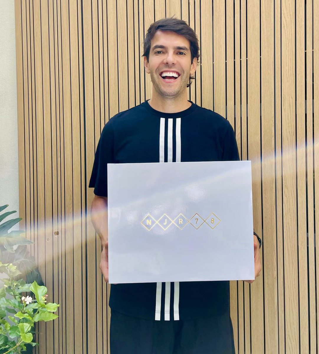 KAKA's tweet photo. NJr @neymarjr como é bom te ver quebrando recordes e alcançando seus objetivos! Parabéns por atingir a marca histórica de 78 gols e se tornar o maior artilheiro da nossa Seleção!! Muito obrigado pela lembrança 🇧🇷⚽️ https://t.co/cvkyEnRHzI