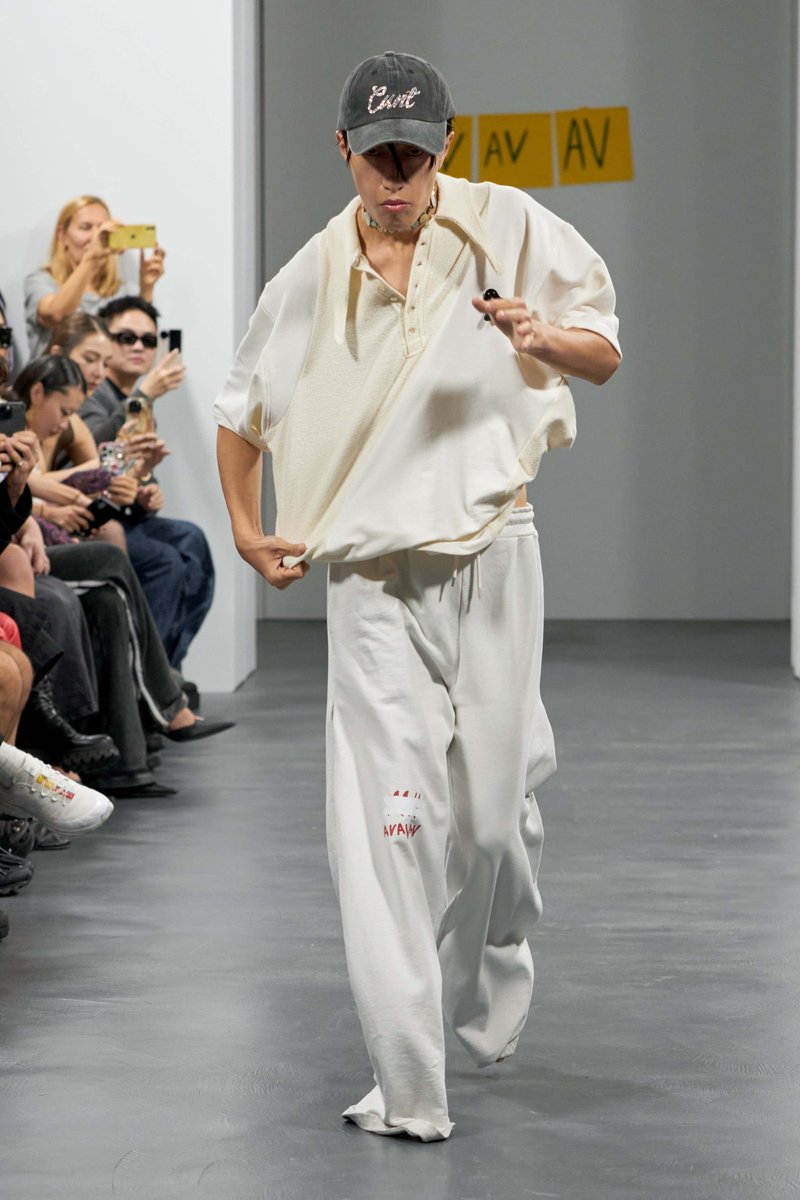 MaleFashTrends's tweet image. La atropellada presentación de #AVAVAV suma diversión y volumen a la semana de la moda de Milán buff.ly/3rwMfj1