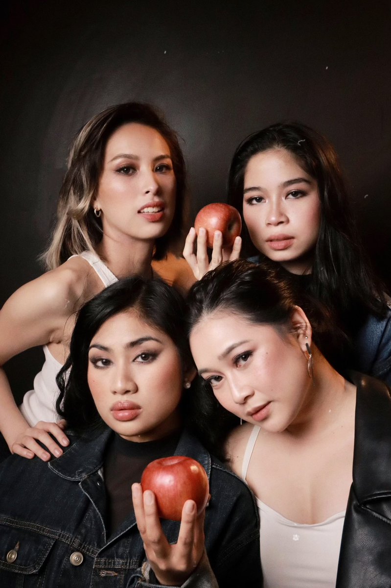 kiaracdario's tweet photo. FOUR SNOW, let’s go! 🍎
Now that we’ve all opened, I’d just like to flex my SNOW SQUAD ✨ I’m so honored to have these ladies by my side — @jillianitaas @akosipappel #anyah 🥰 Todong support and love 💕
Photos by @neorivera18
SNOW WHITE AND THE PRINCE
#RTYA #SWATP #Rep2023 https://t.co/c701DaREv7