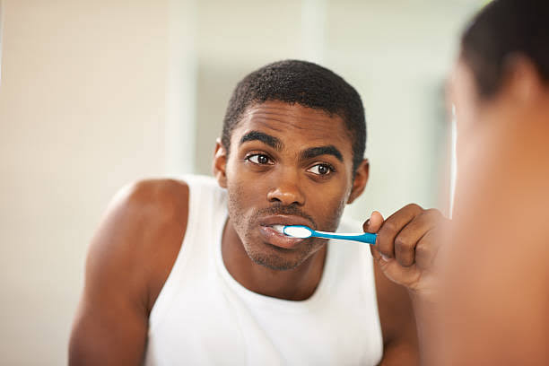 Nig_Farmer's tweet photo. #NaijaFarmerTips
Brown teeth is normal, so far it doesn't smell 

But we all love to have that white shiny teeth.

If you're looking at whitening your teeth effortlessly 

Scrape the inner part of a BANANA peel and brush your teeth with it.

It helps in teeth whitening fast https://t.co/8fChb4HdEq