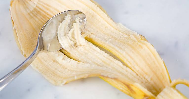 Nig_Farmer's tweet photo. #NaijaFarmerTips
Brown teeth is normal, so far it doesn't smell 

But we all love to have that white shiny teeth.

If you're looking at whitening your teeth effortlessly 

Scrape the inner part of a BANANA peel and brush your teeth with it.

It helps in teeth whitening fast https://t.co/8fChb4HdEq