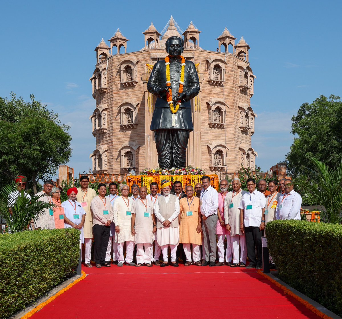 narendramodi's tweet photo. जयपुर के धानक्या में आज पंडित दीनदयाल उपाध्याय राष्ट्रीय स्मारक जाकर उन्हें पुष्पांजलि अर्पित की। उनकी जन्म-जयंती पर यहां उनके जीवन से जुड़े अलग-अलग पहलुओं को देखकर एक नई ऊर्जा का अनुभव हुआ। हमारी सरकार उनके अंत्योदय के सिद्धांत पर चलकर देश के गरीब से गरीब का जीवन आसान बनाने के लिए प्रतिबद्ध है।