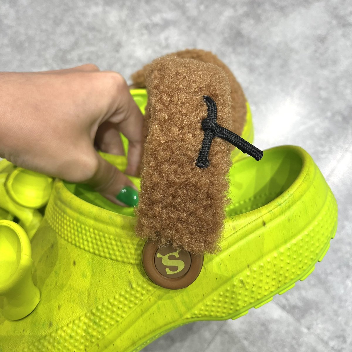 paryreview's tweet photo. Crocs รุ่นเชร็คเข้าไทยแล้วอ่ะ ถ้าใครใส่ยังไงก็มีคนเหลียวหลังตาม น่ารักมากกกก มีของเด็กด้วยนะ ใส่เป็นครอบครัวเก๋ ๆ แต่เวลาเดินระวังสะดุดหูนิดนึง
สนนราคา 2,590 บาท 
#Crocs #ส่งต่อรองเท้า https://t.co/6cHJGy0BbQ