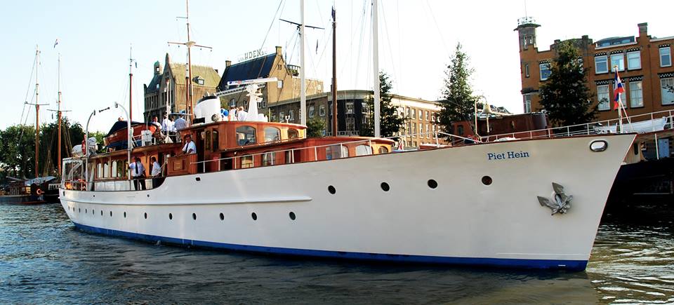 PietHein_Jacht's tweet image. “Beschikten de andere vorsten van zeevarende naties ook over officiële #schepen (de Engelse koningin had de ‘Brittannia’, de Deense vorstin de ‘Danneborg’), #Juliana had haar #PietHein. Kleiner, ranker, eleganter."

– Kunsthistoricus Paul Rem in artikel maxvandaag.nl/blogs/paul-rem…