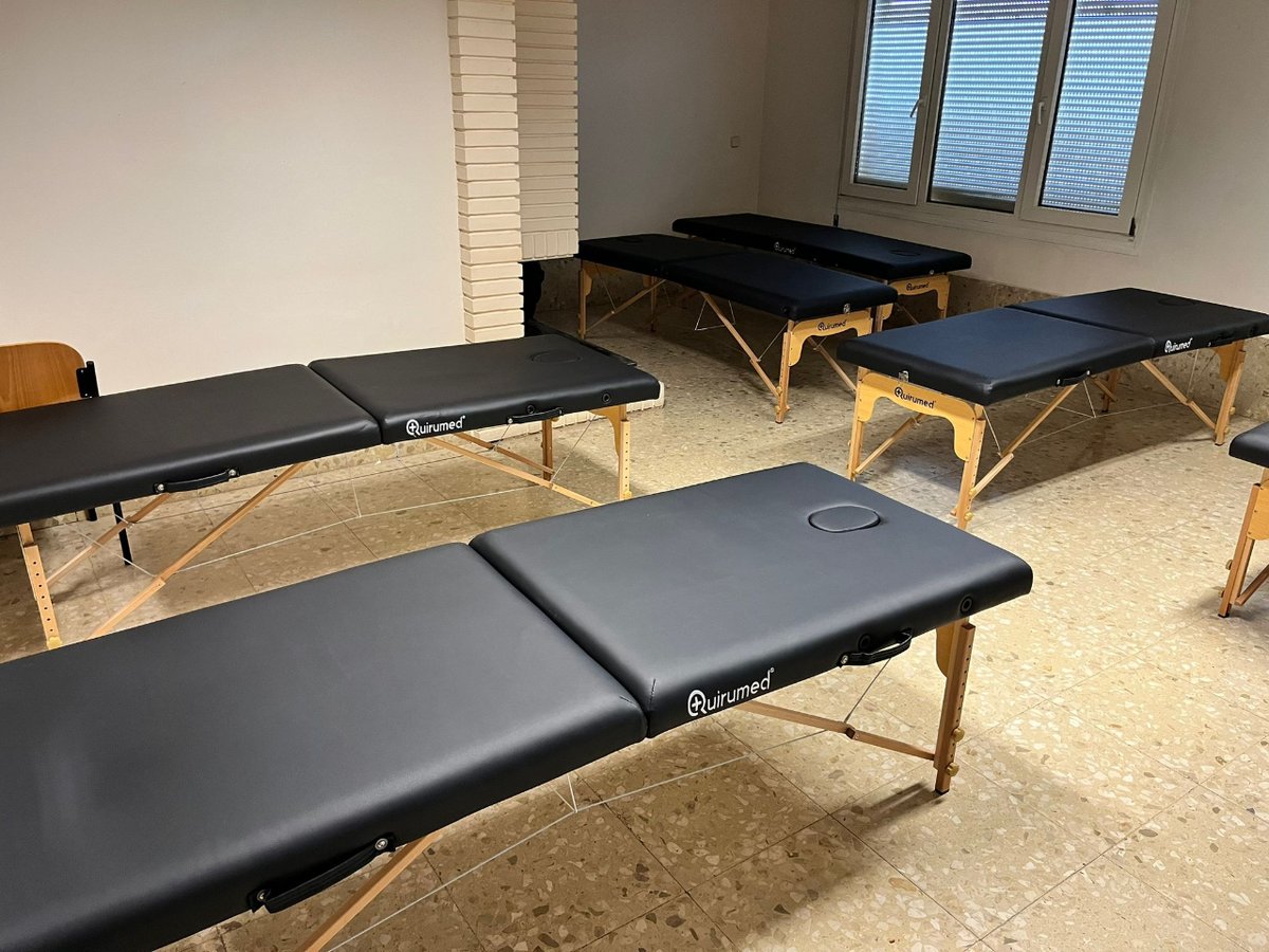 gsdisbuitrago_D's tweet photo. Los alumnos del nuevo Ciclo Formativo de GM de Estética y Belleza han inaugurado las instalaciones con las que van a trabajar disponiendo de sala de masajes, sala de maquillaje y sala de manicura y pedicura. Disfrutan y aprenden su nueva profesión.

#gsdeducación #fpgsd https://t.co/fwYn0ktl63