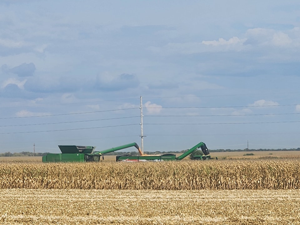 IowaFarmManager's tweet image. Corn and Soybean harvest got underway last week on most of our Managed Farms. Initial yields look positive, even though much of Iowa has been under drought conditions during the growing season--which is a testament to the plant genetics needing less water to produce a crop.