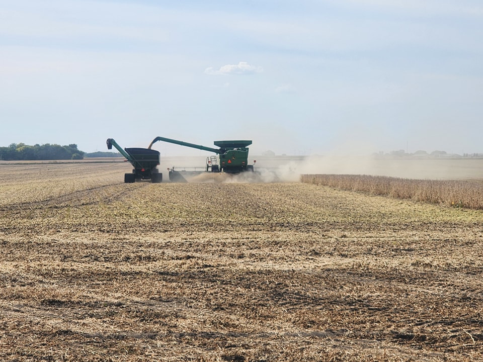 IowaFarmManager's tweet image. Corn and Soybean harvest got underway last week on most of our Managed Farms. Initial yields look positive, even though much of Iowa has been under drought conditions during the growing season--which is a testament to the plant genetics needing less water to produce a crop.