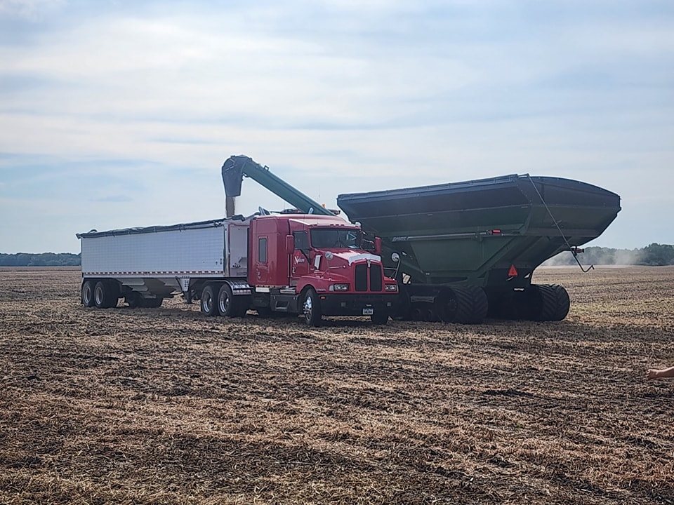 IowaFarmManager's tweet image. Corn and Soybean harvest got underway last week on most of our Managed Farms. Initial yields look positive, even though much of Iowa has been under drought conditions during the growing season--which is a testament to the plant genetics needing less water to produce a crop.