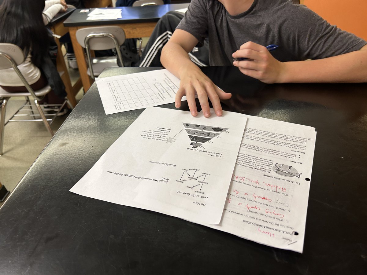 _SalemHigh_'s tweet image. @_salemhigh_ STEM-ing it up this morning! Ms. Whitfield&apos;s Biology class, participating in a whole class discussion on trophic levels, incorporating math 🧮 skills, 🖥️digital literacy skills @touchviewinteractive , 🧵🪡