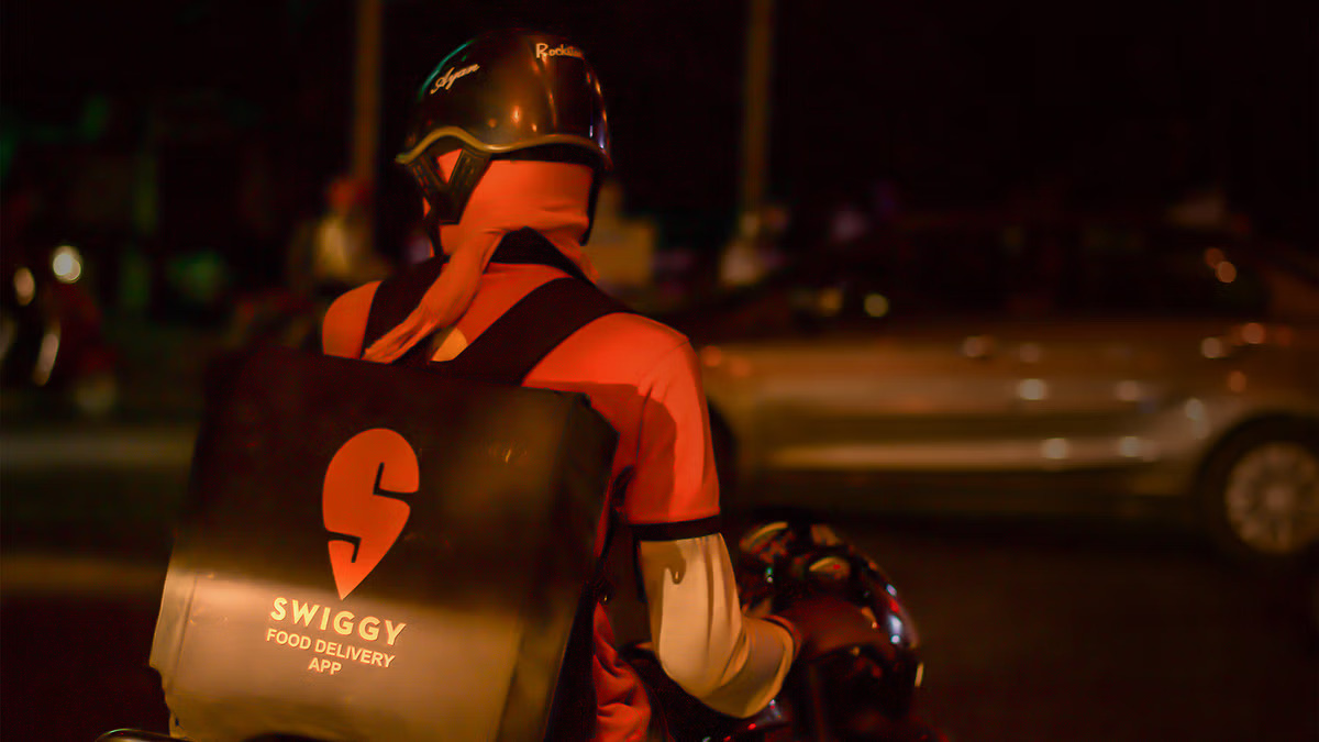 🔥Blazing news for Gig Workers in Karnataka📢

Kudos to our superheroes who deliver super hot food and other items!

Here is some piping-hot news for them…
Uncover below 🧵

#deliveryagent #RoadSafety #Karnataka #healthinsurance