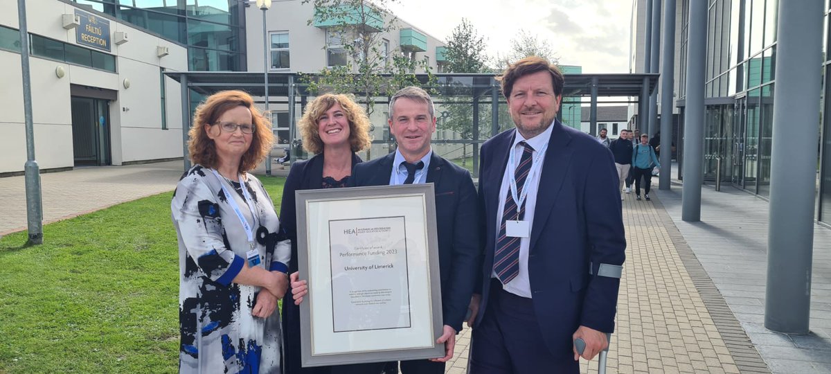 @REPPP4 @DeptJusticeIRL @hea_irl @ULSchoolofLaw @ccjvsul @ResearchArtsUL @ULPresident @UL_Research What an honour! @REPPP4's innovative #GreentownProgramme, seeks to help kids involved in #criminalnetworks to exit them safely & access opportunities.
We won a @hea_irl impact award!! Our partners include @DeptJusticeIRL, @Tusla, @Probation, @Gardainfo
 & amazing local projects.