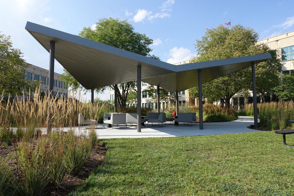 A new modern outdoor meeting space was created with a Poligon gullwing structure. The Conway Business Park now has an additional area for meetings and lunches with a relaxing view alongside the pond.
#poligonstructures #gullwing #pavilion #outdooroffice #outdoormeetings