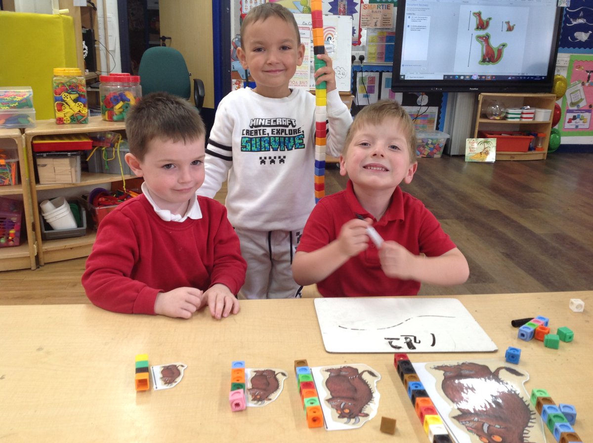 pdcsReception's tweet photo. A fabulous start to the week in Reception, lots of hands on learningπ We painted #theGruffalo, using #jit5 π»and used cubes to measure and compare the heights of all the characters from the story π#TopicInspired #ICT #ShapeAndMeasure π https://t.co/JAFS1cM28i