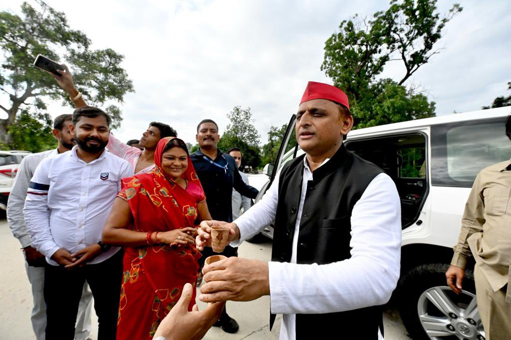 yadavakhilesh's tweet photo. ढाबे की चाय… साथ में जनता की राय! https://t.co/jjMCSvHUDY
