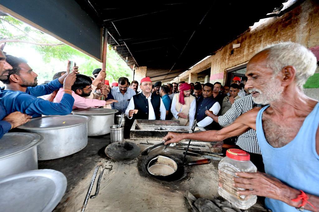 yadavakhilesh's tweet photo. ढाबे की चाय… साथ में जनता की राय! https://t.co/jjMCSvHUDY