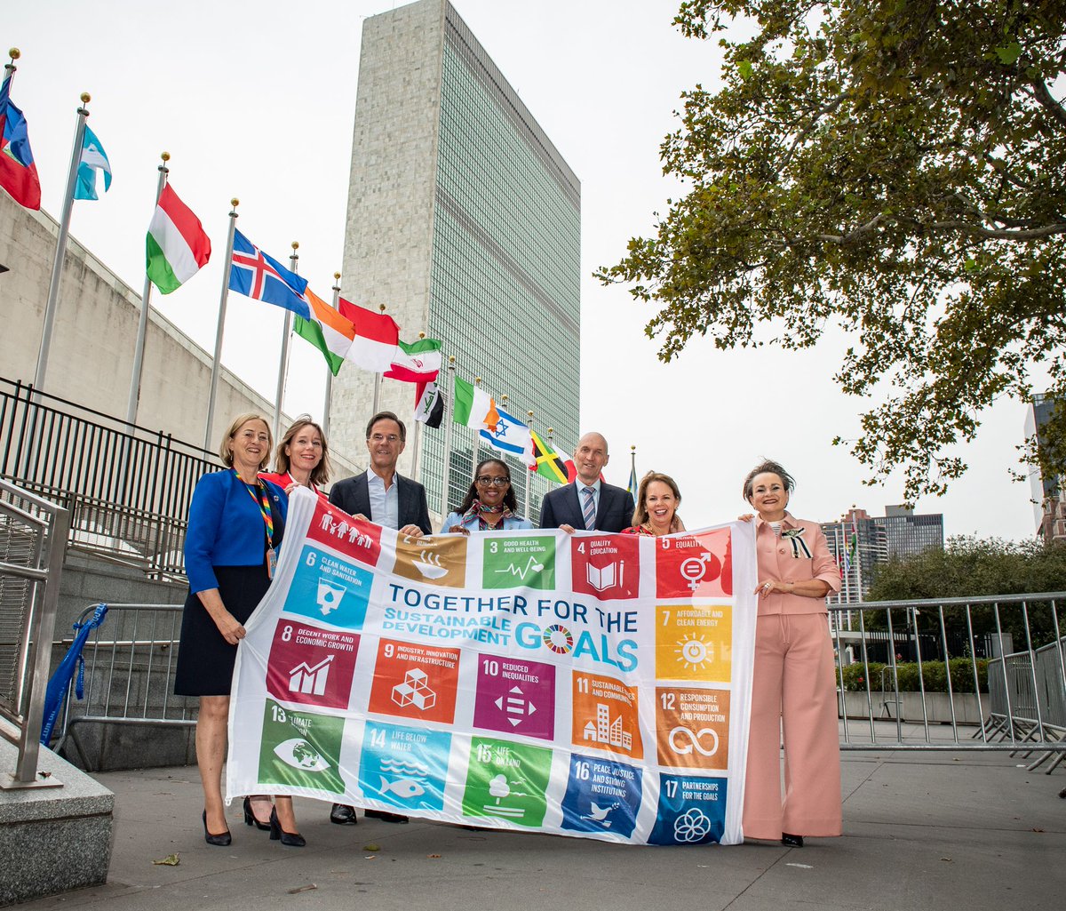 As #KingdomNL's (prime)ministers hold the #SDG flag high, let it serve as a reminder that we're on a mission to achieve these goals by 2030. We're not there yet but there is still time to turn these aspirations into reality: #TogetherForTheSDGs we can make a world of difference!