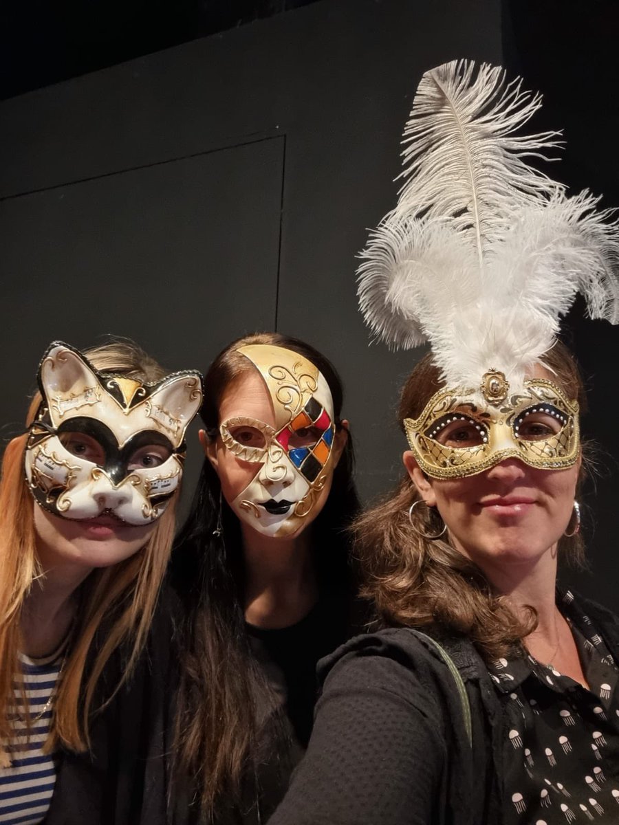 #UneRentréeEnImages pour nos élèves de 1ère STD2A <a href="/lycee_goscinny/">Lycée René Goscinny</a> qui ont passé la journée à Arles
Visites d’expo et ateliers 📷 autour du portrait, en compagnie d’une super équipe de profs !
Merci aux médiateurs @rencontresarles
<a href="/DAAC_nice/">DAAC-Nice</a> #EAC <a href="/AcademieNice/">Académie de Nice</a> #photographie
