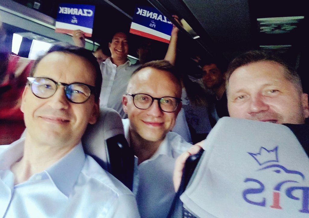 CzarnekP's tweet photo. #PiSbus z Premierem @MorawieckiM znów na Lubelszczyźnie: Dęblin, Dęba, Kurów, Opole Lubelskie, Skoków, Gościeradów i teraz do Kraśnika. Mnóstwo spotkań, świetna atmosfera. 
Dziękujemy 💪🏻🇵🇱.
Jedziemy po zwycięstwo dla 
#BezpiecznaPrzyszłośćPolaków https://t.co/dVqiJRP1qk