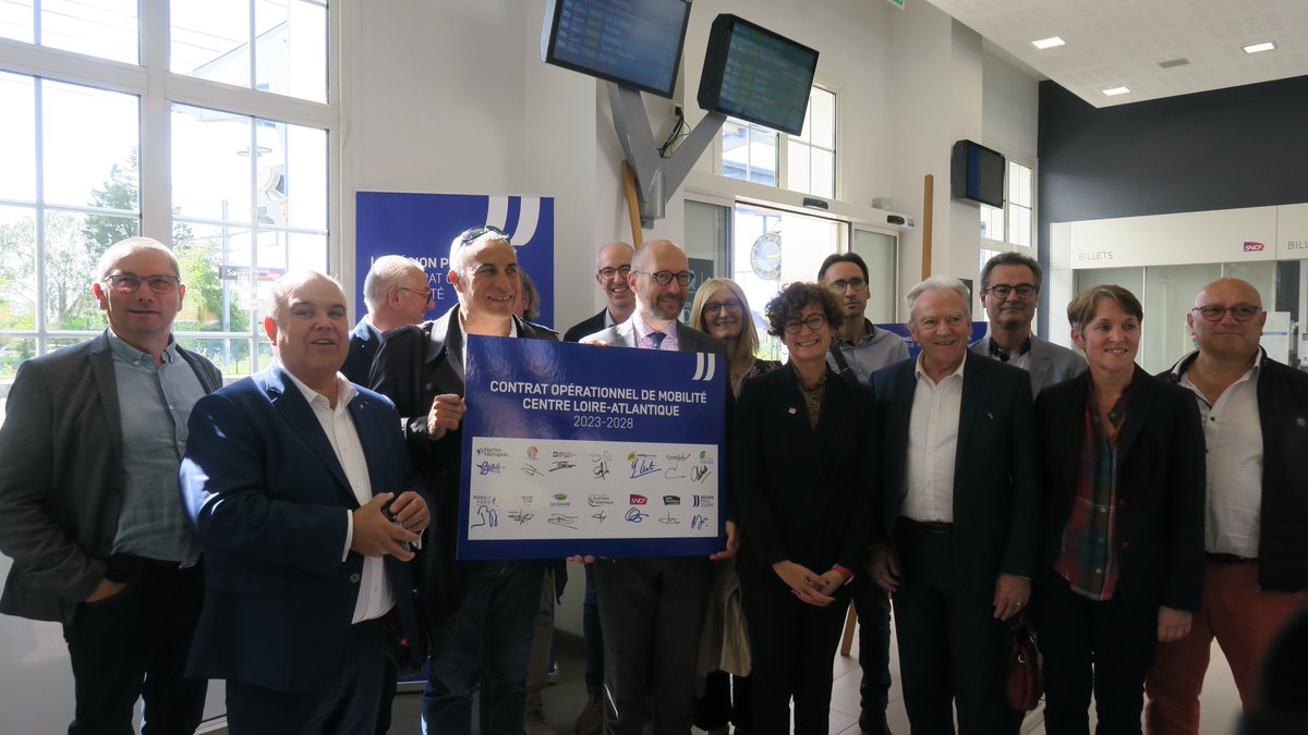 Les Pays de la Loire, 1ère Région à adopter un Contrat Opérationnel de Mobilité, signe un 1er contrat avec le bassin Centre Loire Atlantique. Objectif : simplifier et faciliter les déplacements des habitants. 
Lire le communiqué de presse ➡️bit.ly/48wr01t