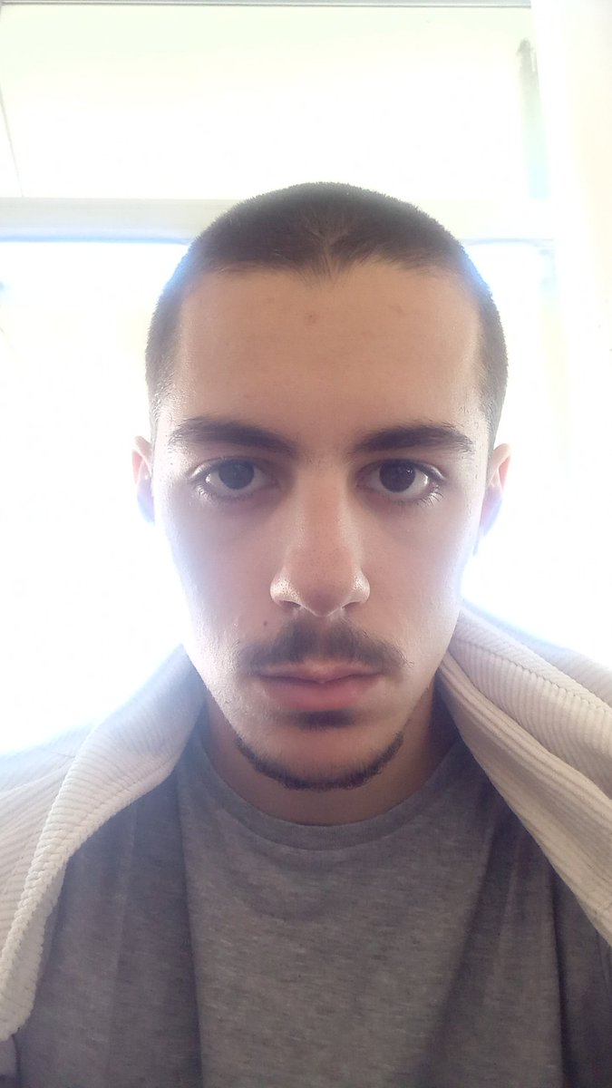 Sou tão lindo que até magoa ao ver me ao espelho