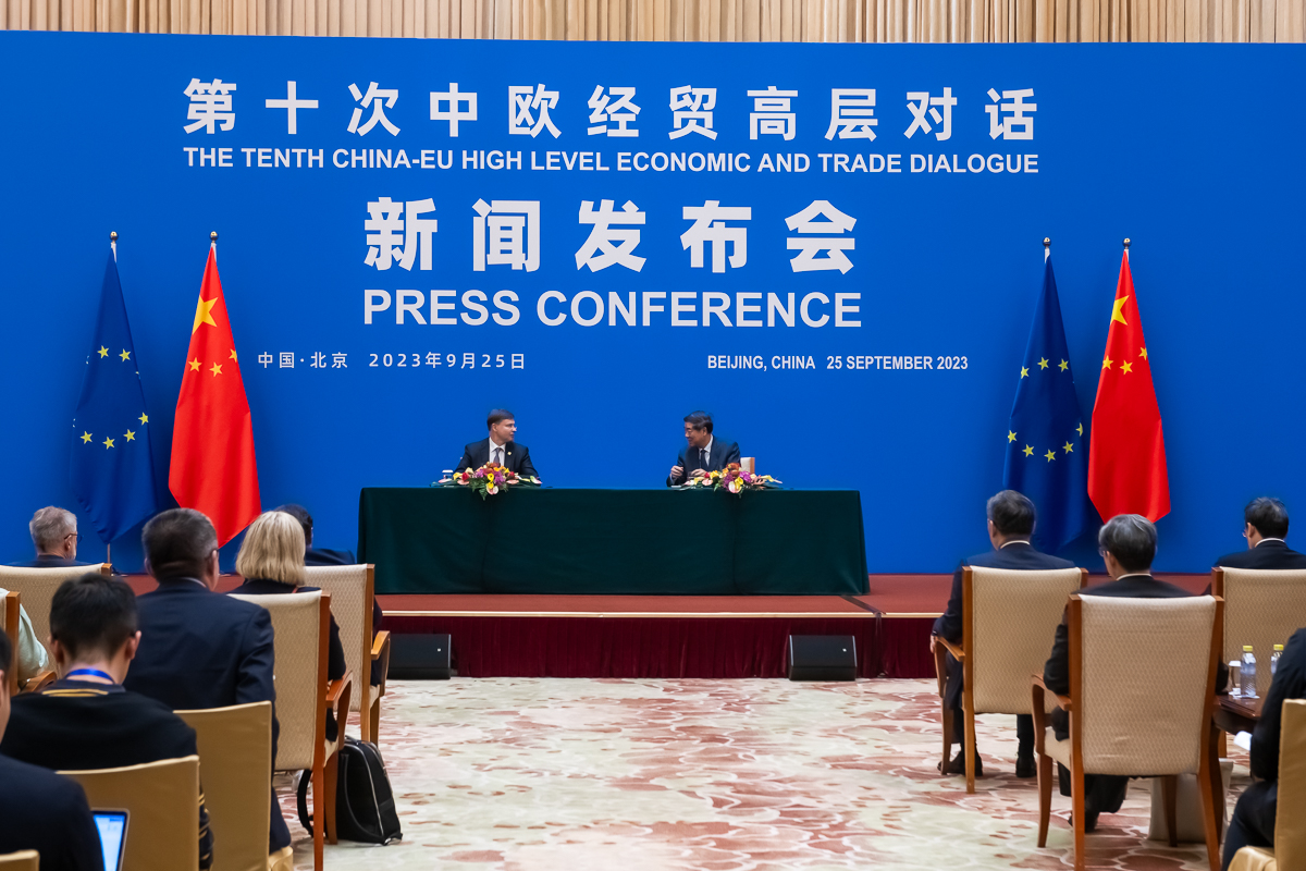Pleased to meet my counterpart Vice-Premier He Lifeng in person.
🇪🇺 &amp; 🇨🇳 = key trading partners. We have much to gain from open dialogue, both on opportunities &amp; challenges in our relationship.

🇪🇺-🇨🇳 High Level Economic &amp; Trade Dialogue was a good step. But much work lies ahead.