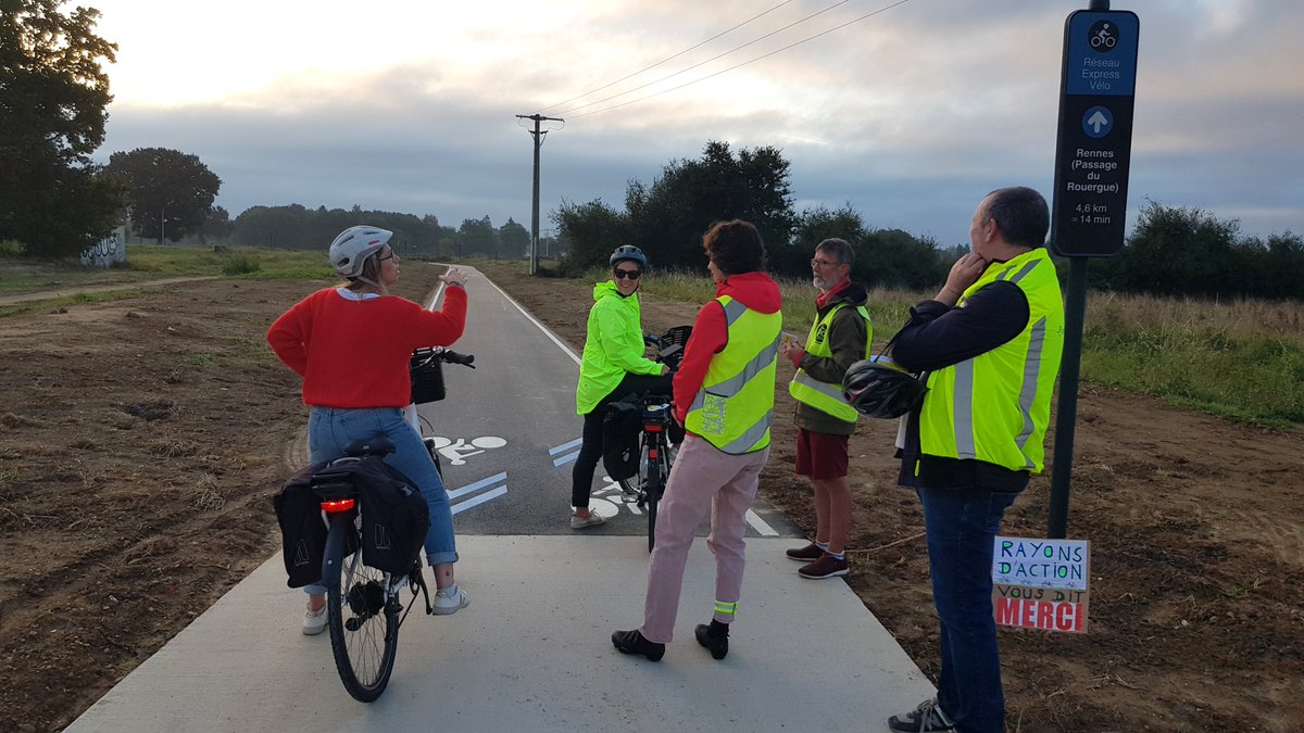 Bravo les cyclos !! Ce matin, temps de rencontre et d'échanges entre usagers au départ du REV Pacé-Rennes. De 7h à 9h, nous avons applaudi 63 cyclistes, dont plus d'1/3 de femmes, tous plus souriants les uns que les autres de cheminer de bon matin sur ce REV tout neuf !