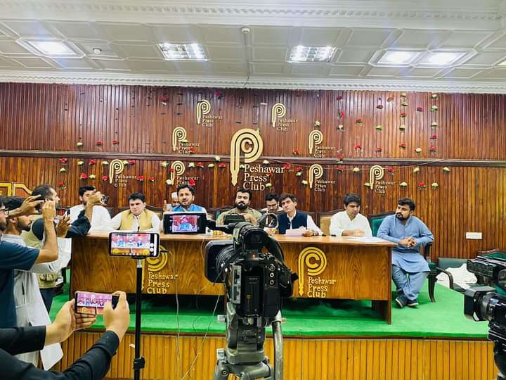 MSMPeshawar's tweet photo. پریس ریلیز 
آج مورخہ 25 ستمبر 2023  پشاور پریس کلب میں #PDA کے اہتمام پریس کانفرنس منعقد ہوا۔ جس میں MSM کے سابقہ صدر @IrfaanYousaf نے شرکت کی 
پریس کانفرنس میں حالی میڈیکل انٹری ٹیسٹ میں بے ضابطگیوں کے حوالے سے بات ہوئی۔
#mdcat #mdcat2023 #JUSTICE #msmforstudent 
@MSOHAIL309 https://t.co/O5j9Bg2nbW