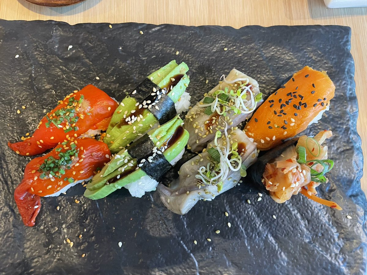 ケルンで人気のヴィーガン寿司屋にて。
左から、パプリカ、アボカド、茄子、さつまいも、キムチ。