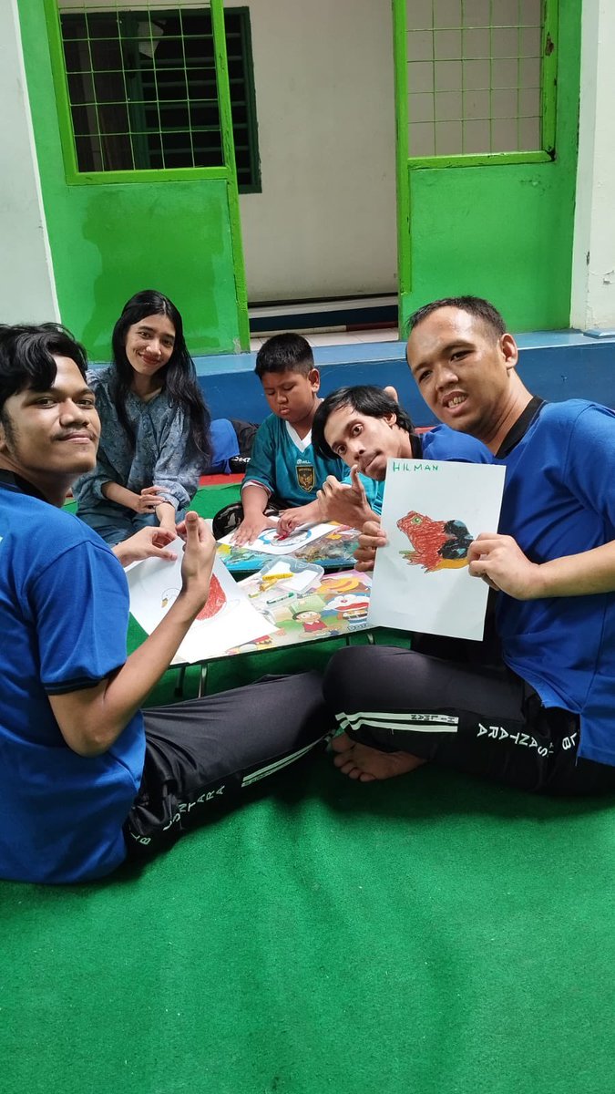 asa__kami's tweet photo. It really warmed our heart when we saw our new friends feel the same happiness as us ❤️
We hope that moments like this will always continue even in the smallest form of kindness, as we taking inspiration from our idols who always remind us to always be kind. https://t.co/OEn0KHBIG5
