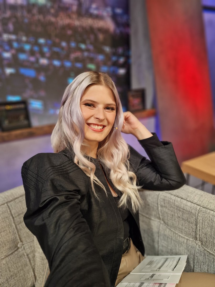 Zurück im Studio für die nächste Folge #eFernsehen 
Dieses mal unter anderem mit #EASPORTSFC24 und #Cyberpunk2077

Freut ihr euch auf den FIFA Nachfolger?