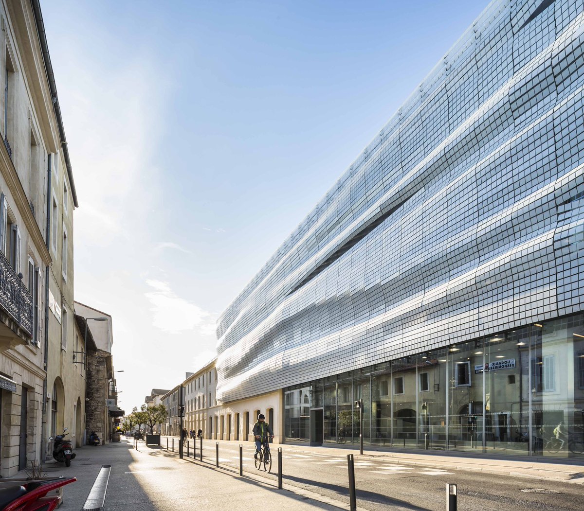 atelierbarrois's tweet photo. {#FocusProjet}
〰
The #Musée de la Romanité in Nîmes (FR) introduces a strong architectural coexistence with the roman arenas. Stone and glass. Two kinds of geometries, materials and moldings that respond to each other.
〰️
#architecture #atelierbarrois #urbain #projet #verre https://t.co/nlYdBa7edi