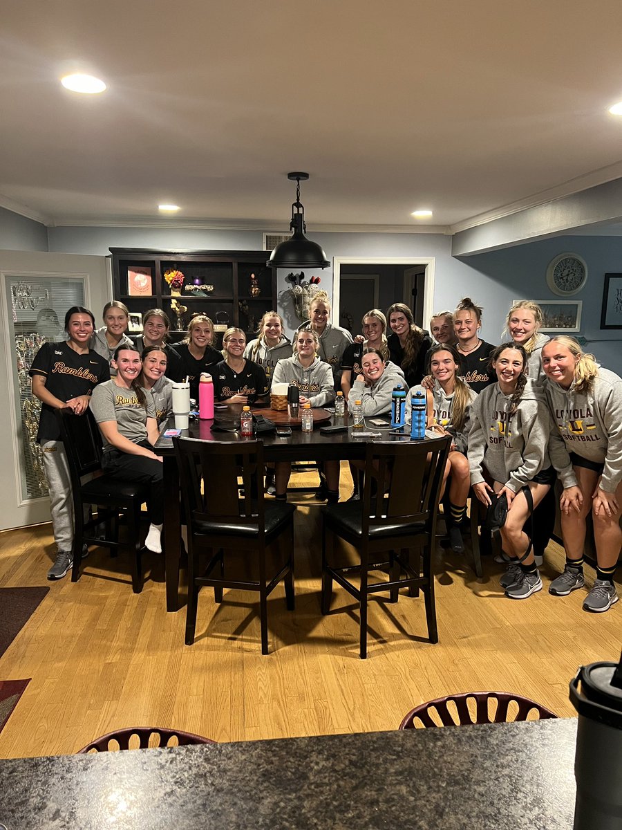 Fall is in the air 🍁

Thank you to the Crimaldi and Currie families for hosting us for dinner and a bonfire. 

Even got to swing by Jonamac’s Orchard for apple cider donuts yesterday morning!!!

🐺🐺🐺