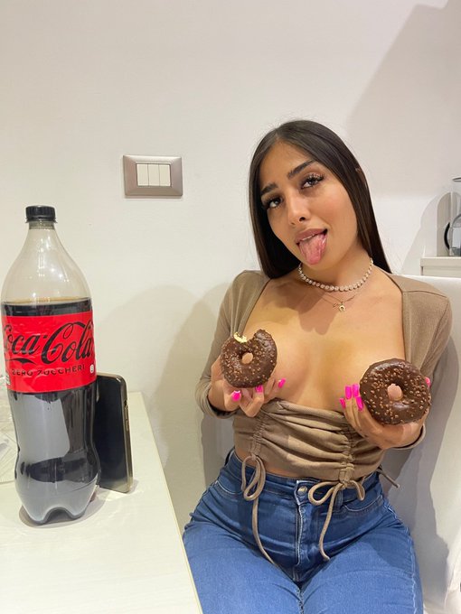 Bebecitxxx sono a dieta, ma per tuo gelaton la lascio 🍦🫣  https://t.co/nGtV9CRTVV https://t.co/AtoR4<a href="/tag/italia"class="tags"><span>#italia</span></a><a href="/tag/ferragosto"class="tags"><span>#ferragosto</span></a>